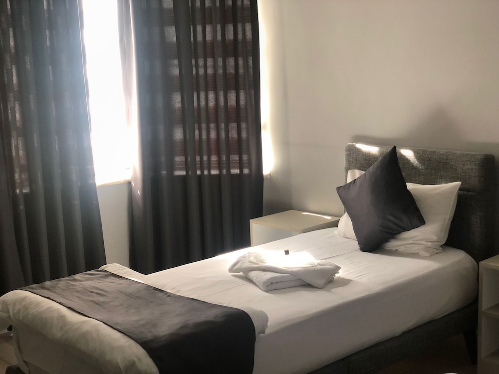 Standard Twin Room - Photo 3
