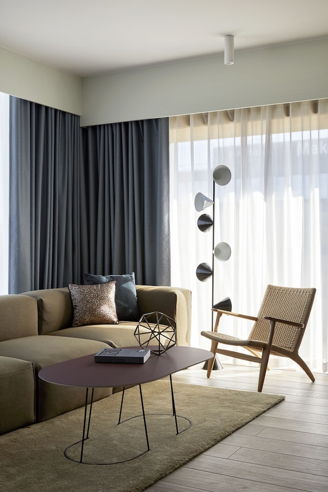 Executive Suite - Photo 5