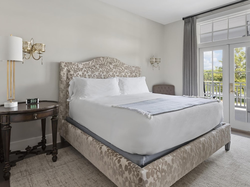 Deluxe King Suite
