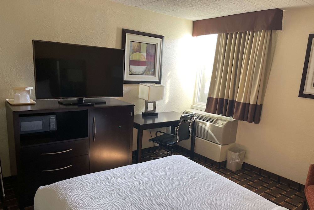 Room, 1 Double Bed, Accessible, Non Smoking (Mobility/Hearing, Bathtub w/Grab Bars) - Photo 2