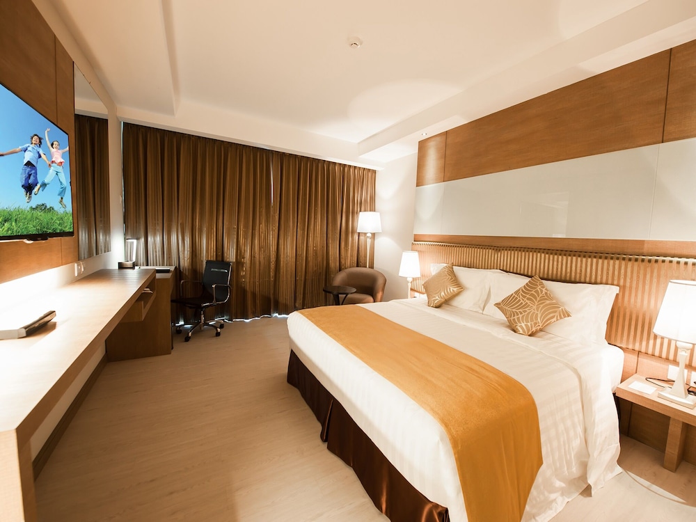 Premium Room, 1 King Bed, Pool View, Poolside