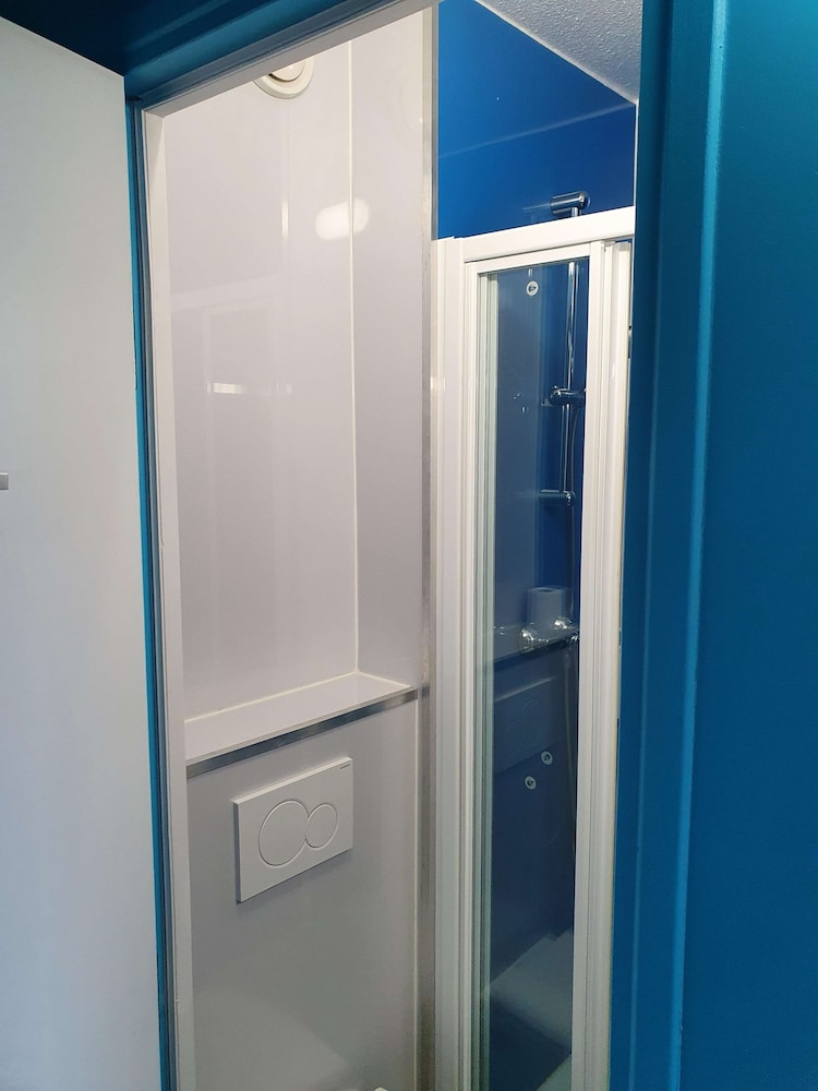 Standard Room, 2 Twin Beds - Photo 27