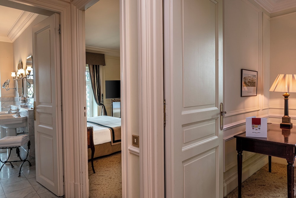 Suite, 1 King Bed - Photo 2