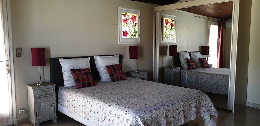 Suite (Cerise) photo 2