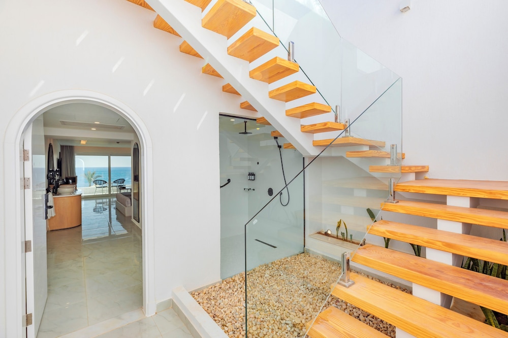 Junior Jacuzzi Suite (Posh Club) - Photo 6