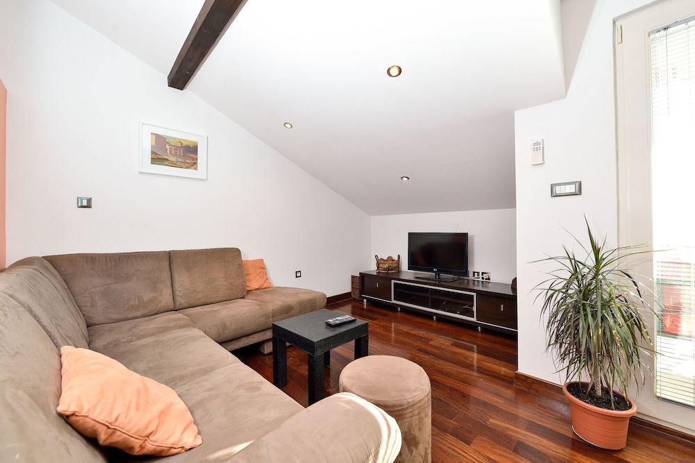 Apartment (A2)