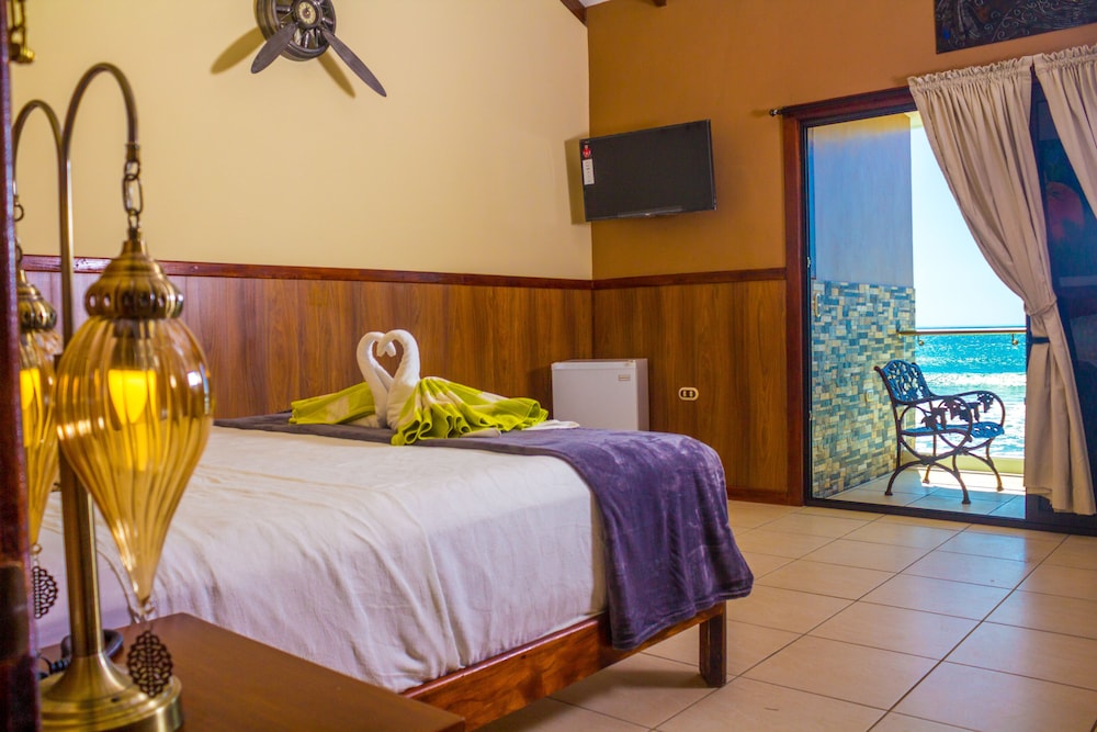 Superior Room, 1 King Bed, Beach View or Pool View photo 3