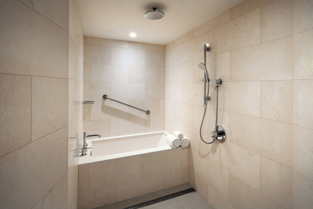 Suite, 1 Bedroom, Roll-in Shower, Oceanfront (Accessible, Kai Suite)