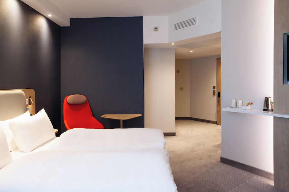 Suite, 1 Queen Bed, Kitchenette, Corner photo 2
