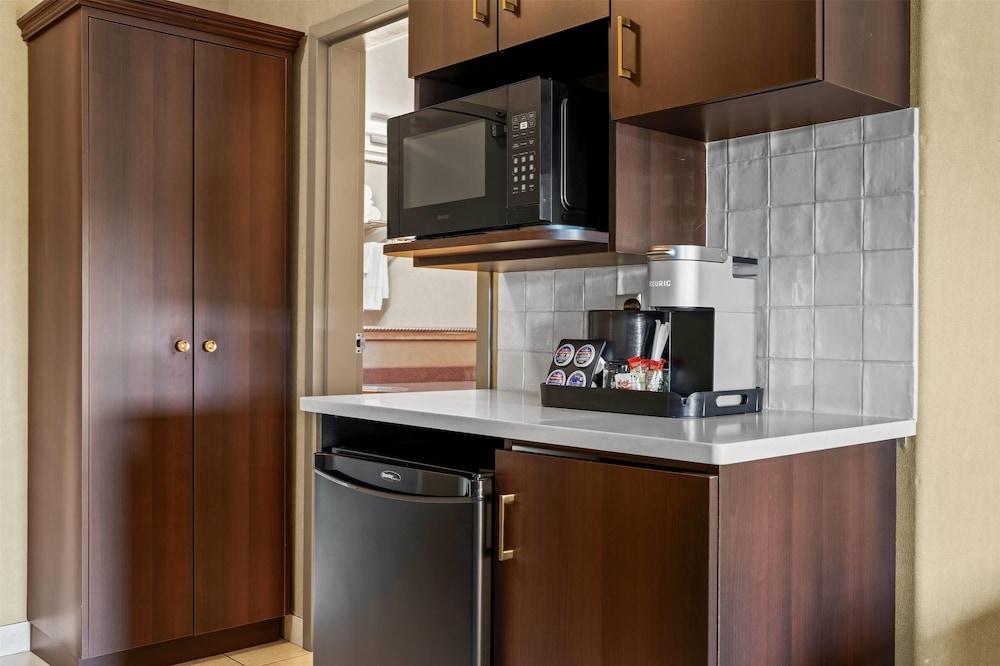 Room, 2 Queen Beds, Refrigerator & Microwave - Photo 2