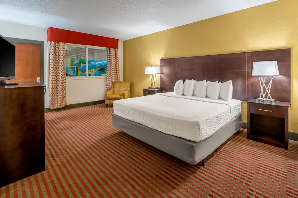 Standard Room, 1 King Bed, Pool View