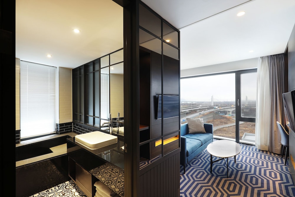 Premier Suite Room (Complimentary Pool Access for 2) - Photo 10