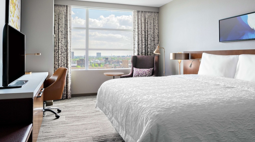 Suite, 1 King Bed, Accessible (Hearing)