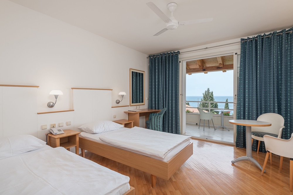 Basic Twin Room, Balcony, Partial Sea View - Photo 5