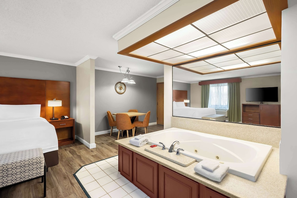 Suite, 1 King Bed, Non Smoking, Jetted Tub (with Sofabed) - Photo 5