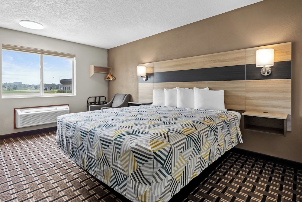 Deluxe Room, 1 King Bed, Non Smoking, Refrigerator & Microwave photo 1