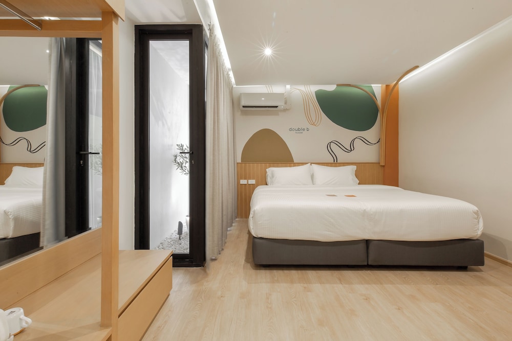 Basic Room, 1 King Bed, Non Smoking, Ensuite photo 2