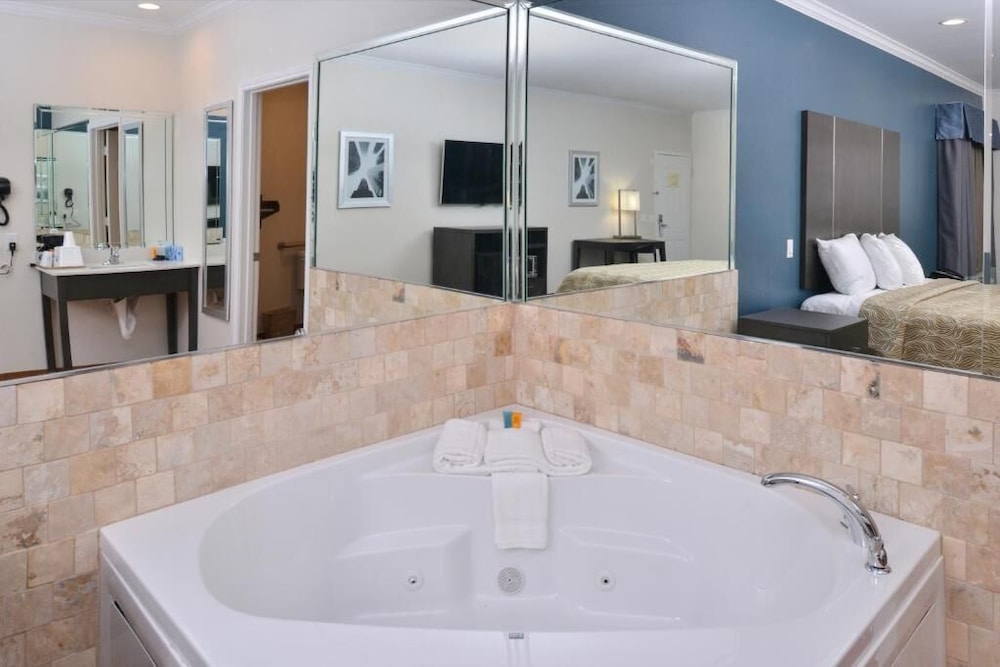 Classic Room, 1 King Bed, Non Smoking, Jetted Tub