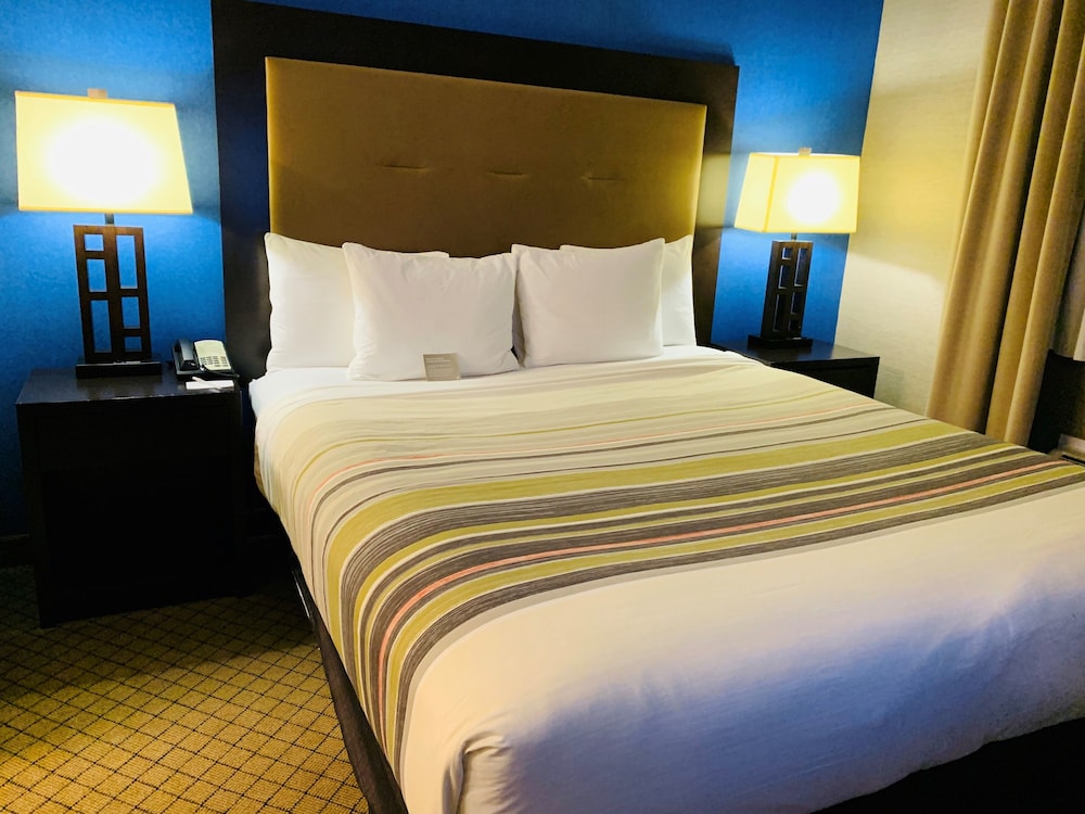 Suite, 1 King Bed, Accessible, Non Smoking photo 2