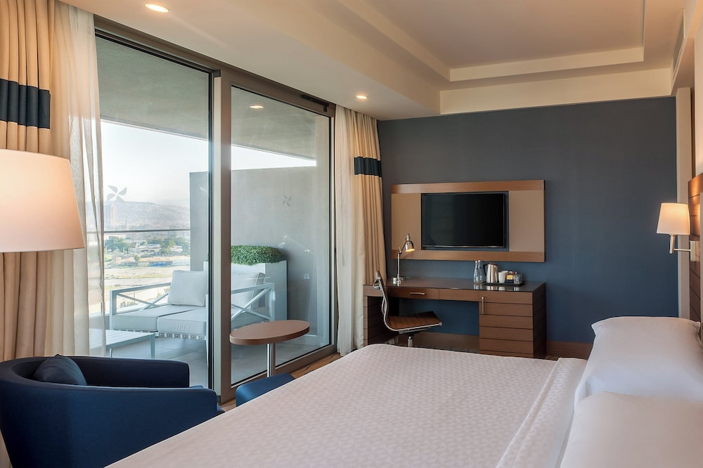Room, 1 King Bed, Balcony, City View (Corner)