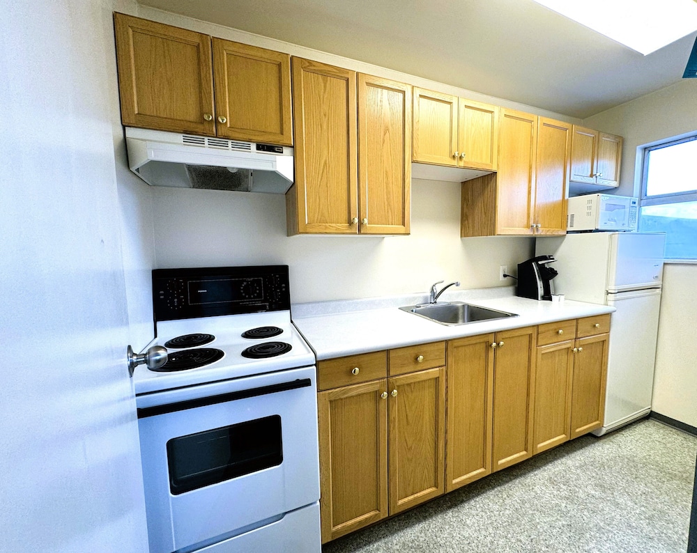 Queen Kitchenette Room: 2 Queen Beds - Photo 6