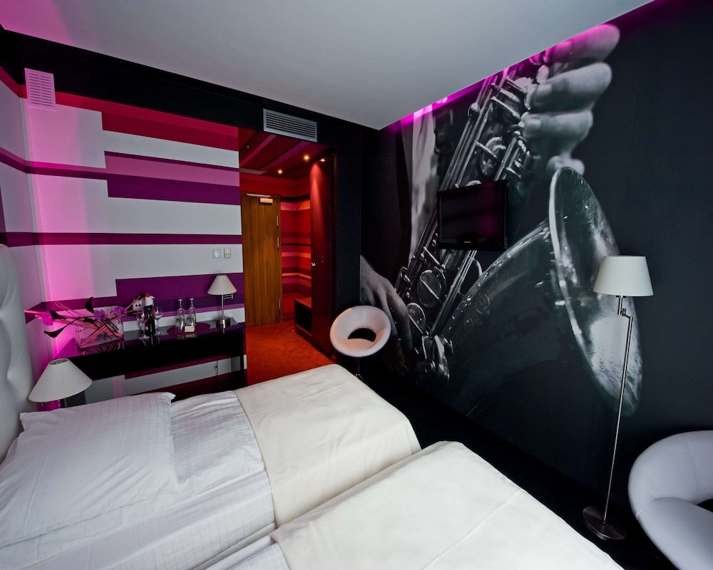 Premium Room, 2 Twin Beds, Non Smoking, Refrigerator - Photo 5