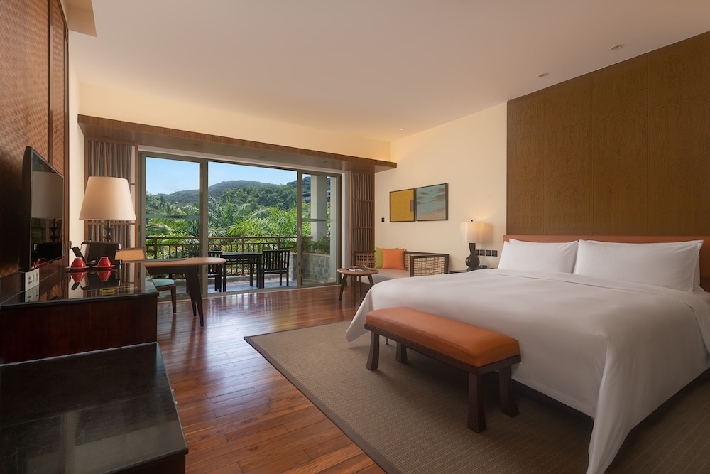 Room, 1 King Bed, Mountain View photo 2