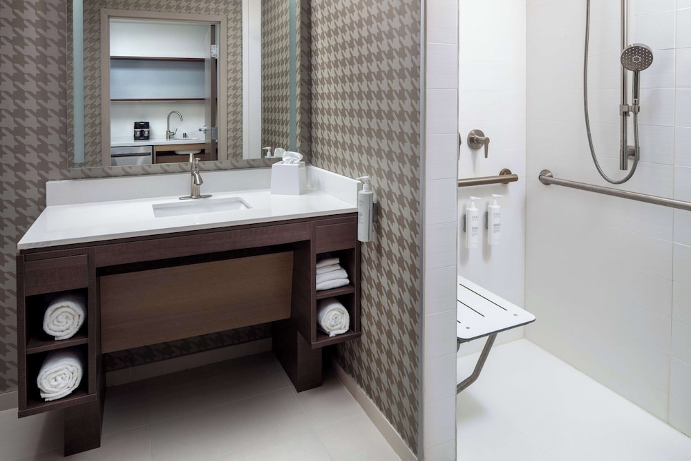 Suite, 1 King Bed, Accessible (Hearing) - Photo 4