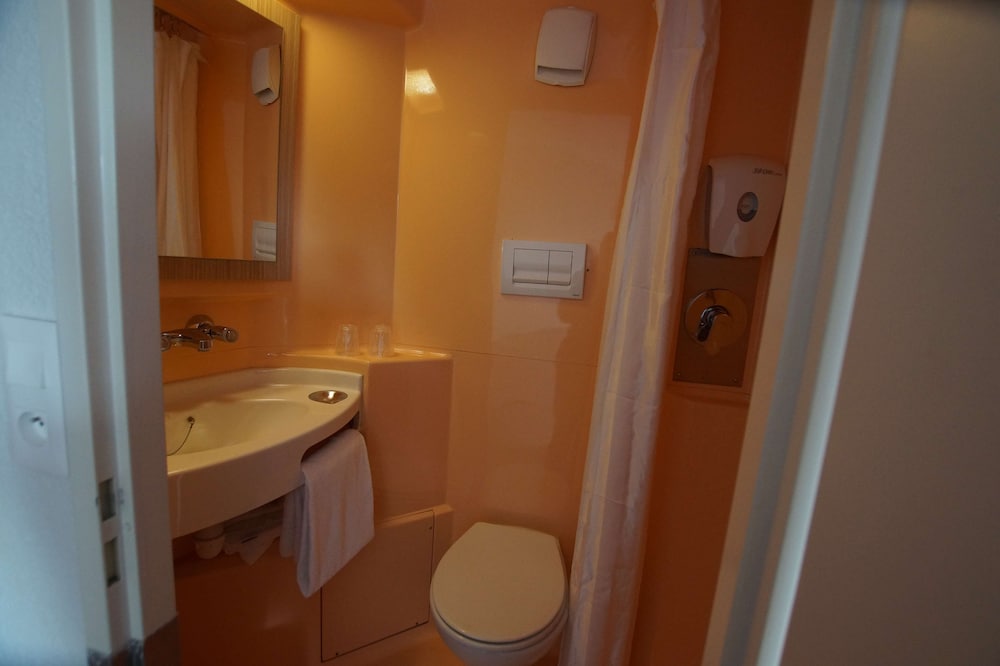 Standard Room, 2 Twin Beds - Photo 9
