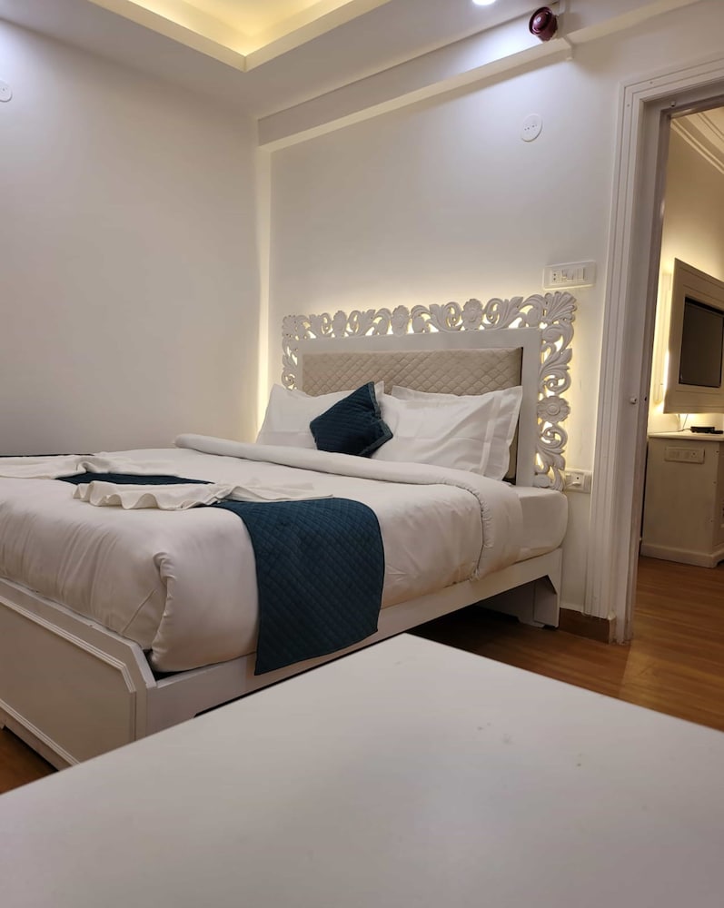Executive Suites 1 BHK with Living Room photo 1