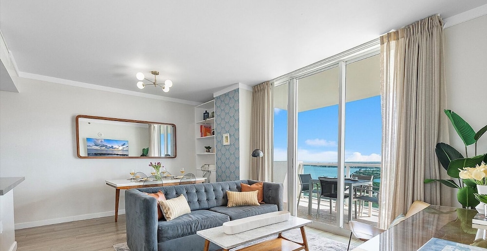 Deluxe Apartment, 1 King Bed with Sofa bed, Balcony, Partial Ocean View2017.02
