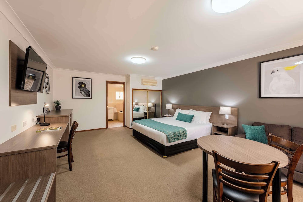 Superior Room, 1 King Bed, Non Smoking, Jetted Tub photo 1