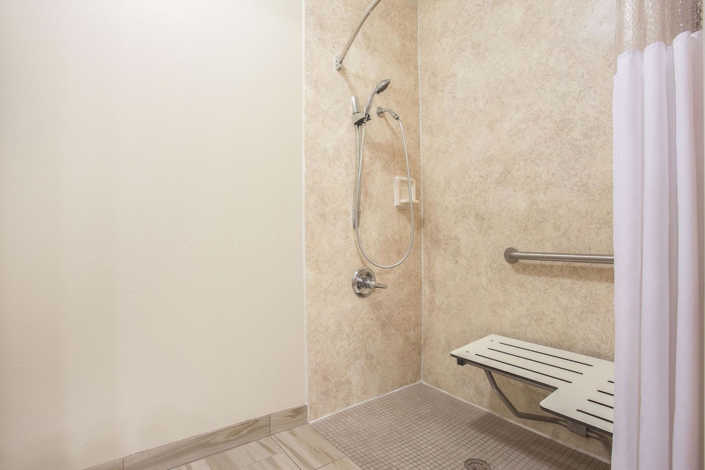 Deluxe Suite, Multiple Beds, Accessible, Non Smoking (Mobility Accessible) - Photo 2