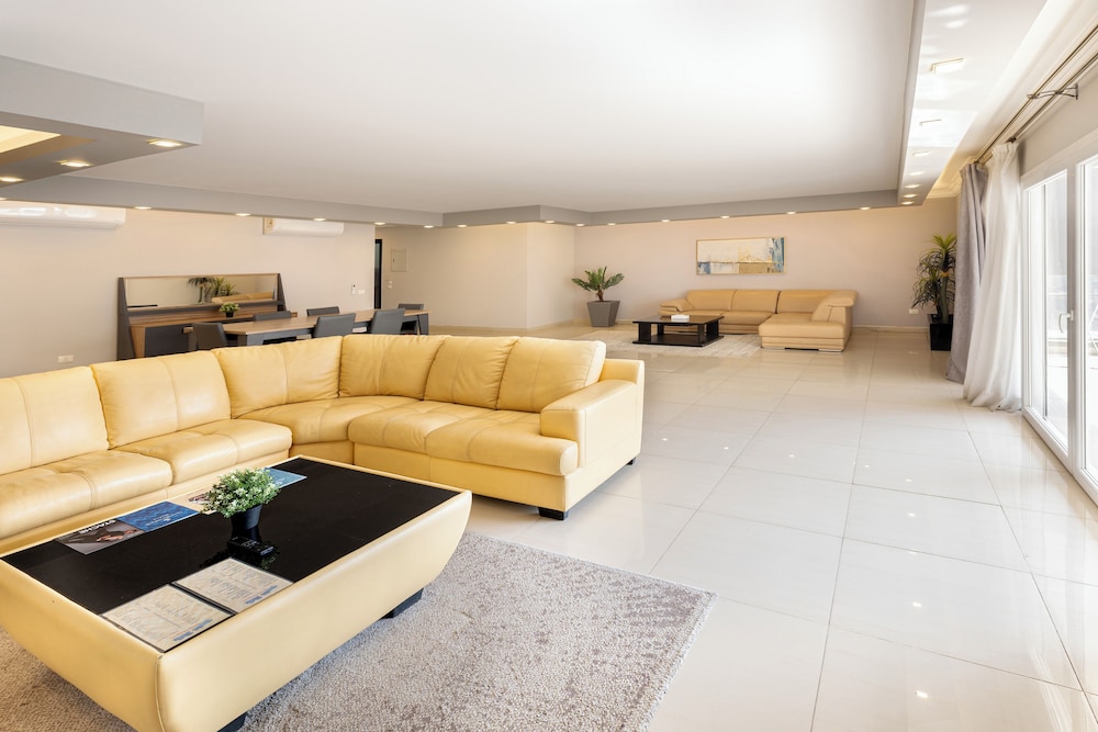Luxury Apartment, 3 Bedrooms, Pool View