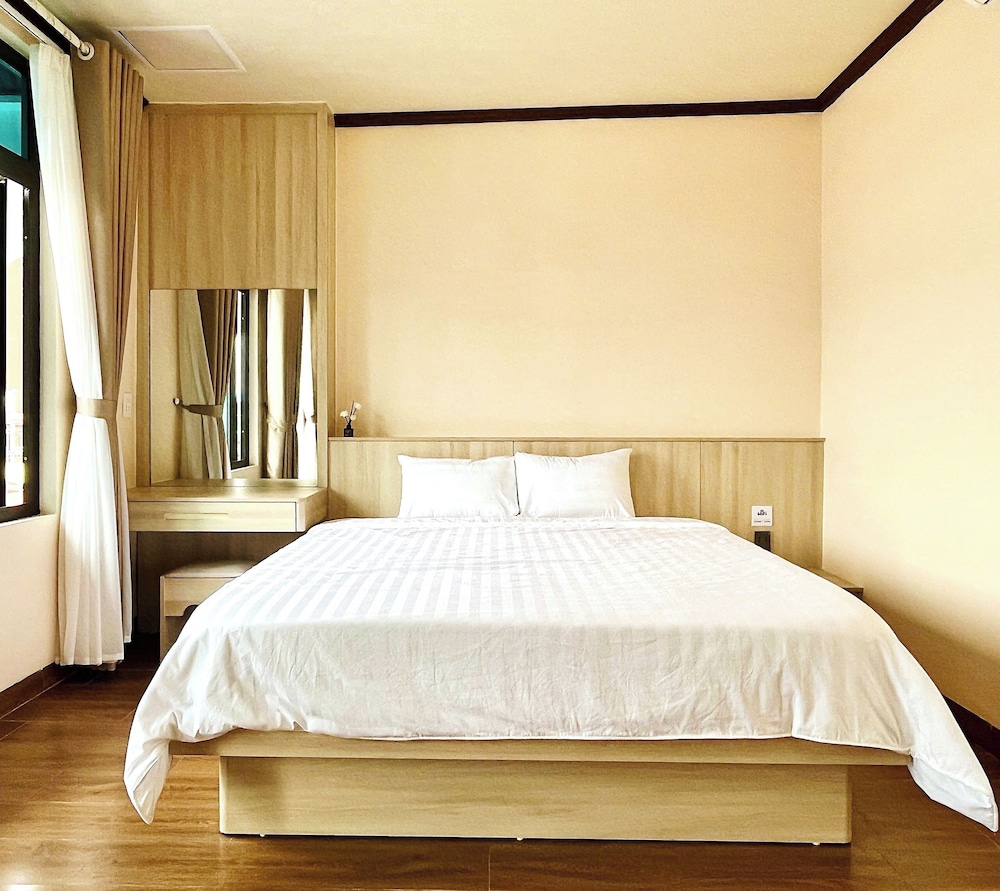 Deluxe Double Room, Balcony, Hill View photo 1