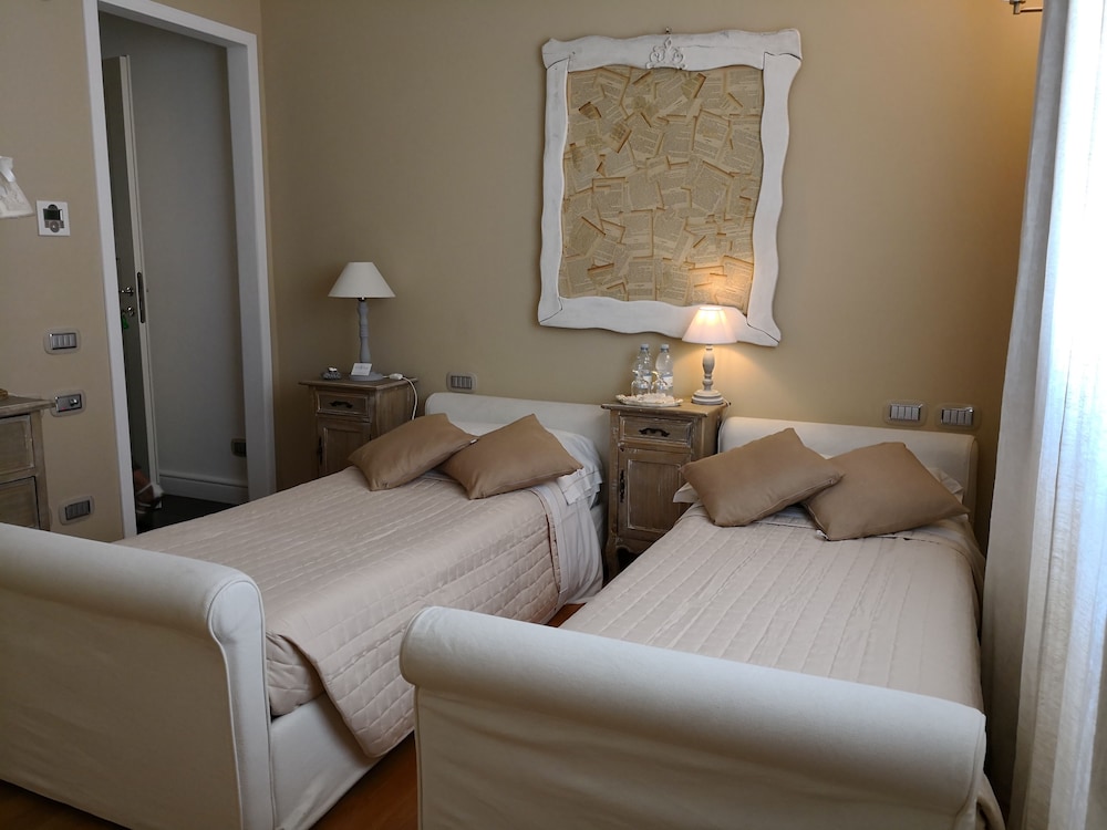 Superior Double Room, Multiple Beds, Poolside photo 2