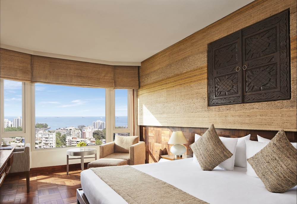 SeleQtions Suite, 1 King Bed, City View thumbnail 5