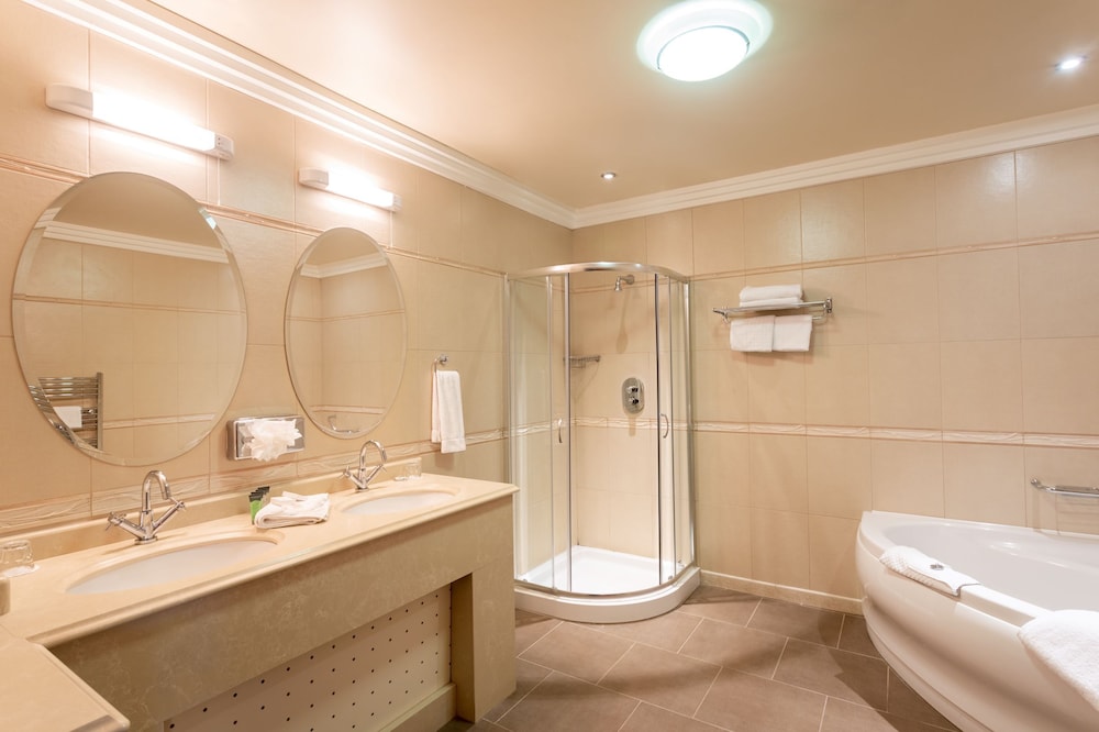 Junior Suite, 1 Queen Bed, Non Smoking, Ensuite photo 2