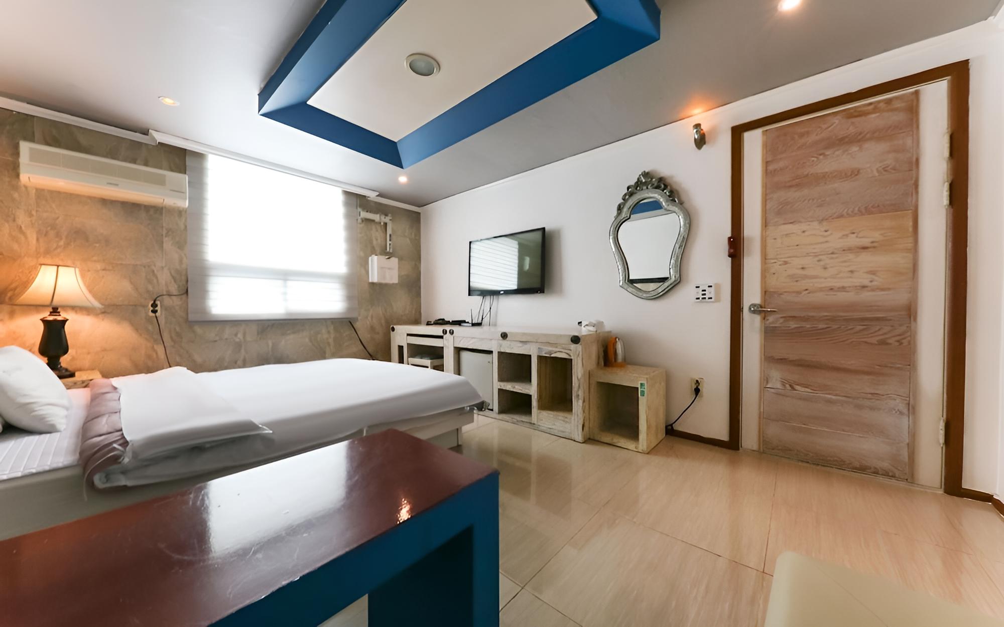 Room (Standard Room) - Photo 11