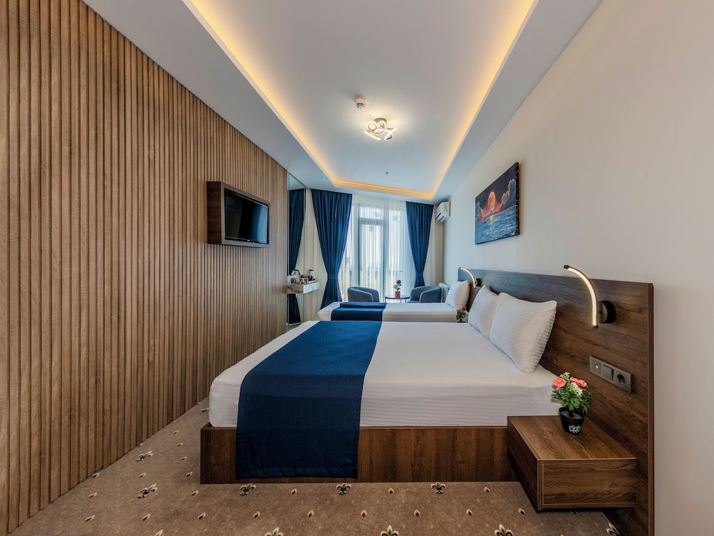 Deluxe Triple Room, City View photo 1