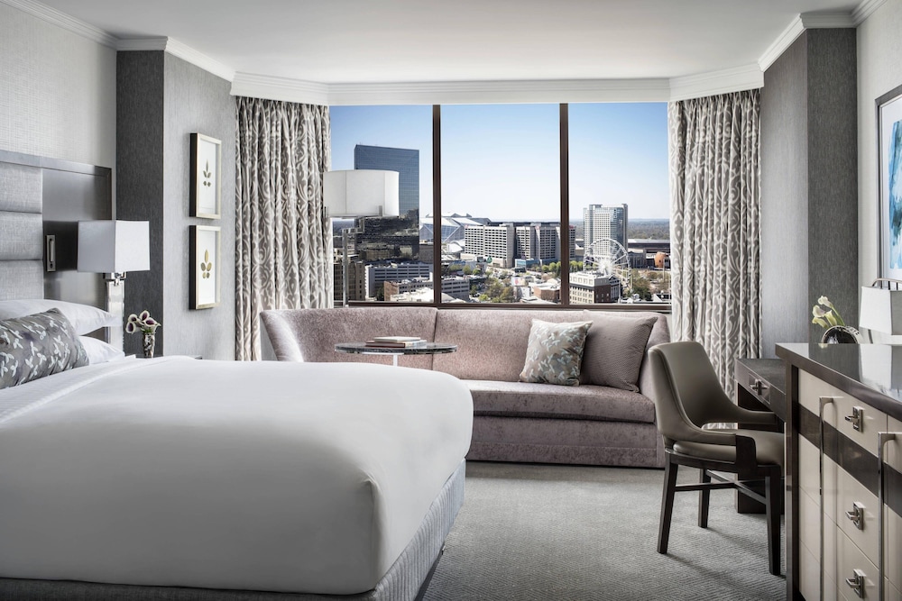 Deluxe Room, 1 King Bed (Mobility Accessible, Tub)