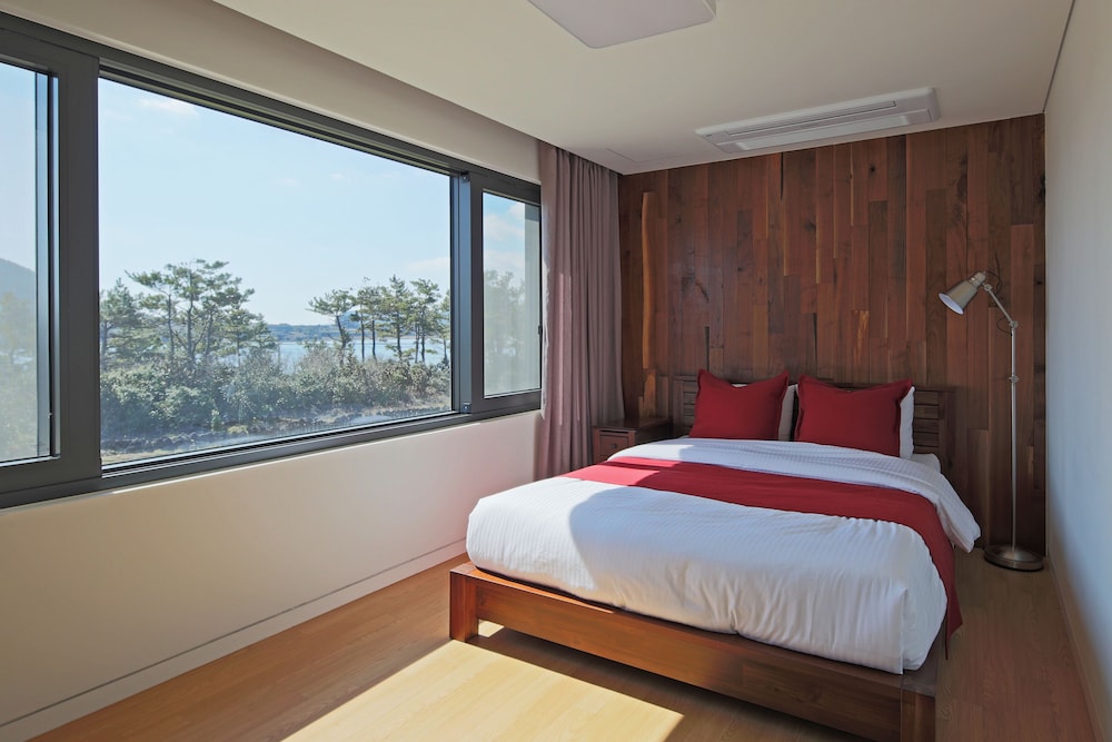 Corner Suite photo 2