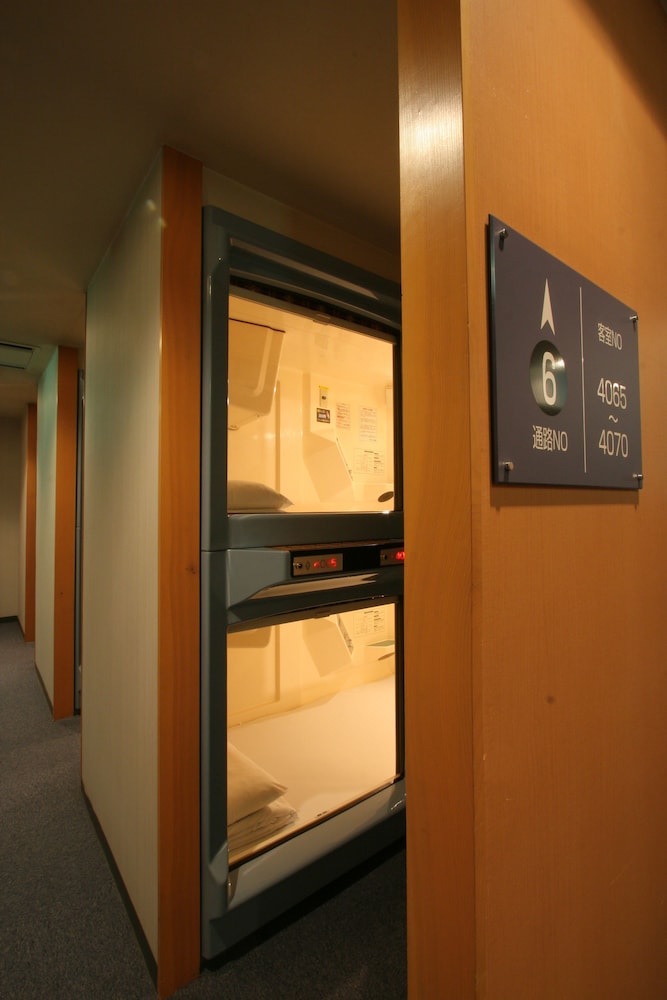 Standard Capsule Upper Room with Shared Bath and Sauna Access (Men Only) photo 3