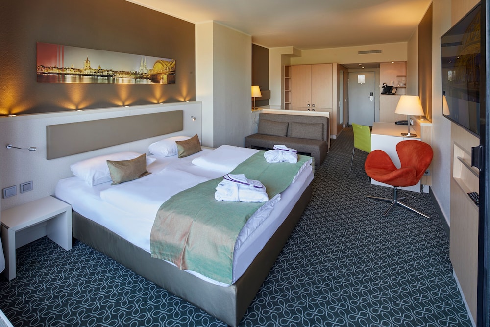 Privilege, Room, 1 King Bed, Balcony - Photo 2