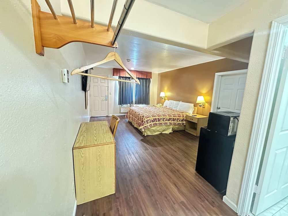 Standard Room, 1 King Bed photo 3