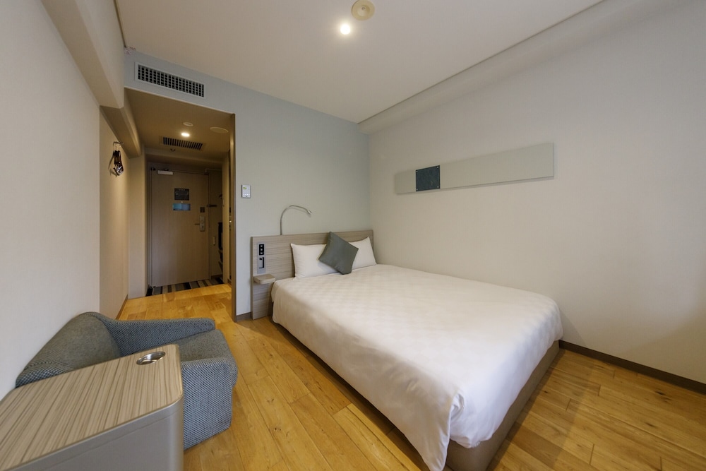 Small Double Room - Non-Smoking(Wooden floor) Lounge Access & Complimentary Light Breakfast Included photo 3