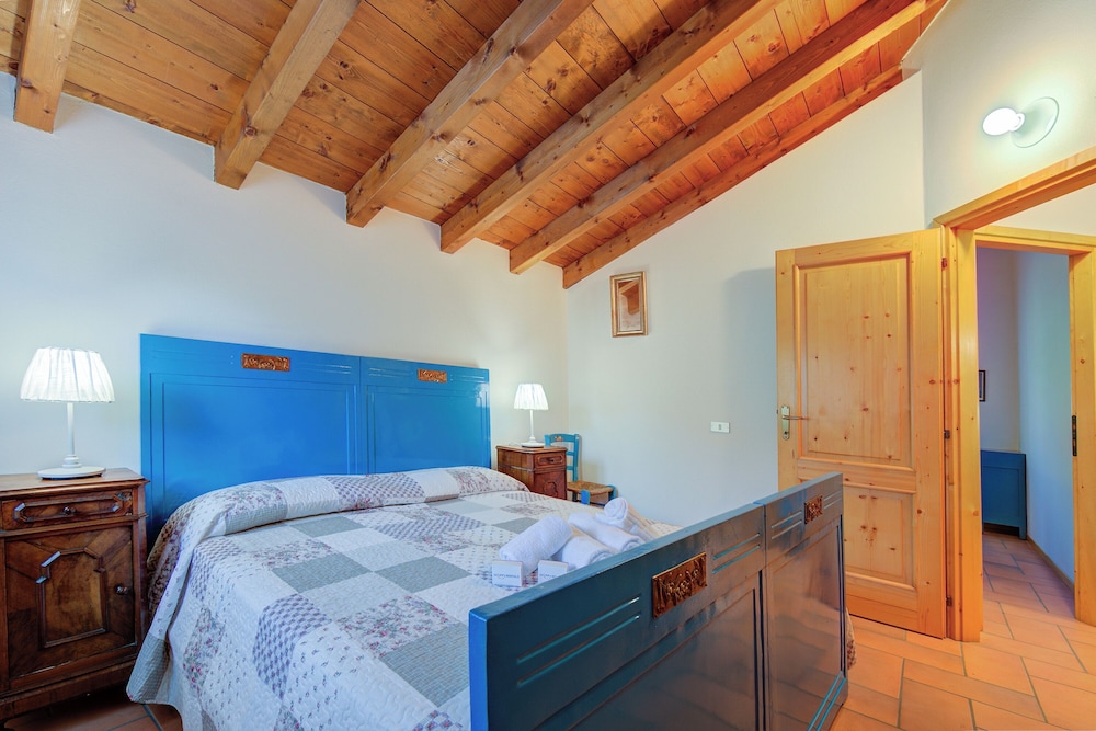 Family Villa, Multiple Bedrooms, Mountainside (Villa Il Castagno Few Min From Beach) photo 3