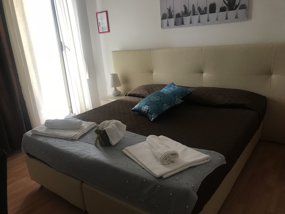 Classic Double or Twin Room, Non Smoking, Courtyard View photo 1