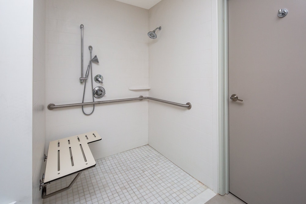 Suite, 2 Bedrooms, Accessible (Mobility) thumbnail 5