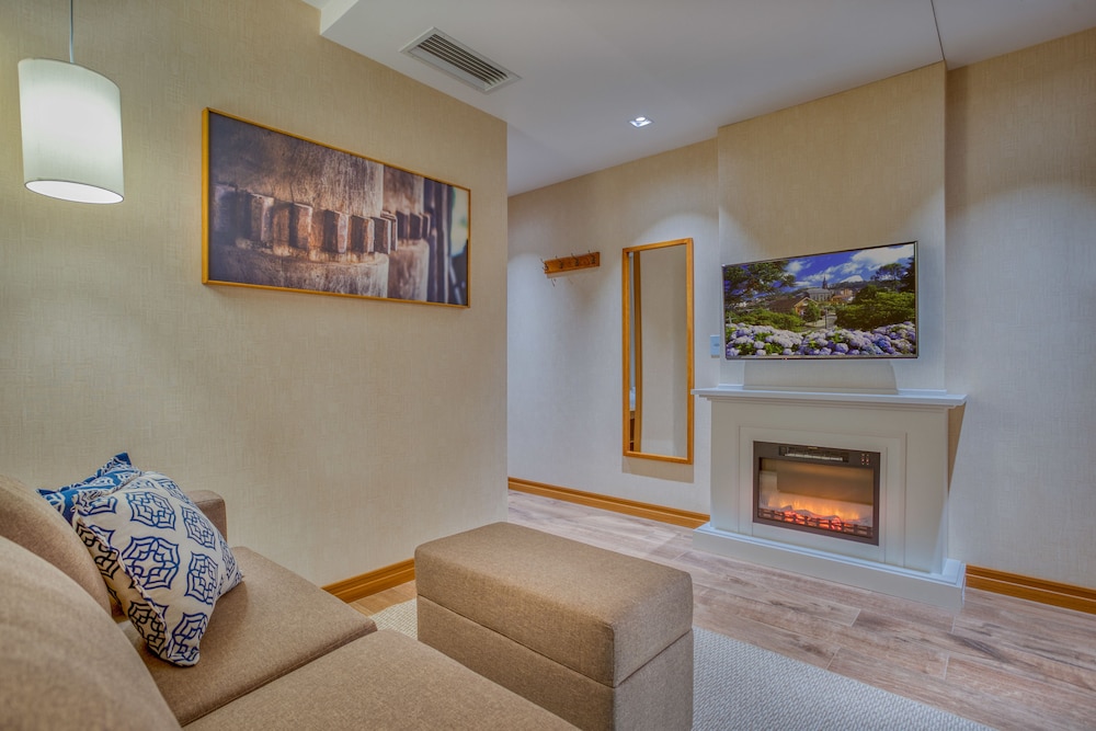 Suite, Multiple Beds, Non Smoking photo 2